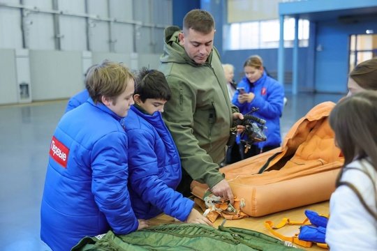 Сегодня вместе с ребятами из «Движения первых» приехали к «Русским Витязям» и «Стрижам»